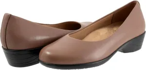 Trotters Women's Rozalin Loafer Flat